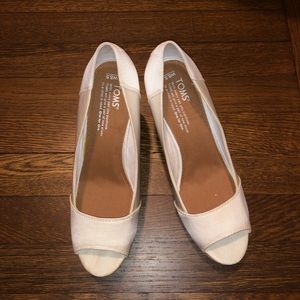 TOMS white wedge